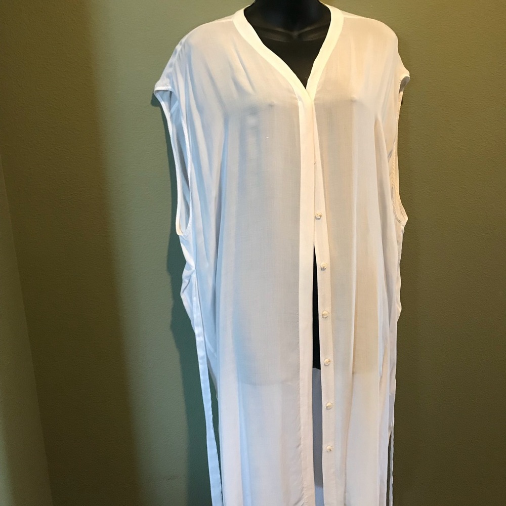 Long white sleeveless coat dress